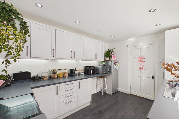 Kitchen - Picture 7 of 28