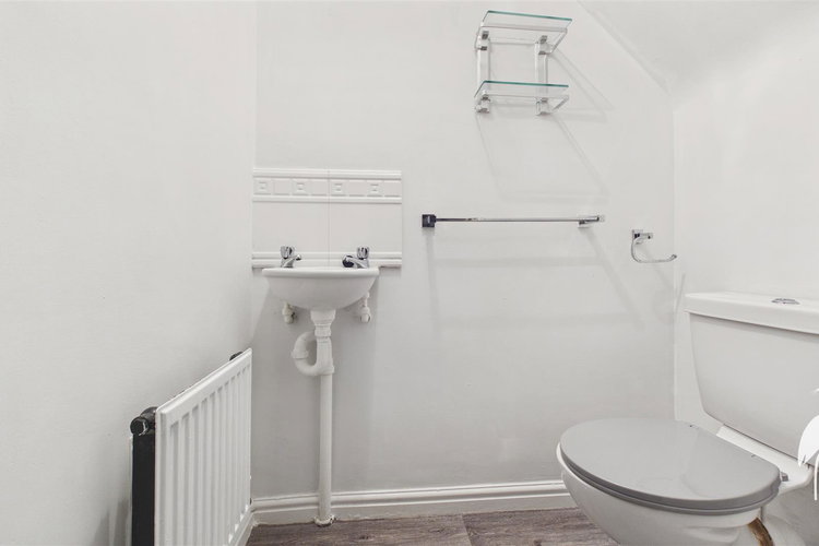 Downstairs WC - Picture 7 of 14