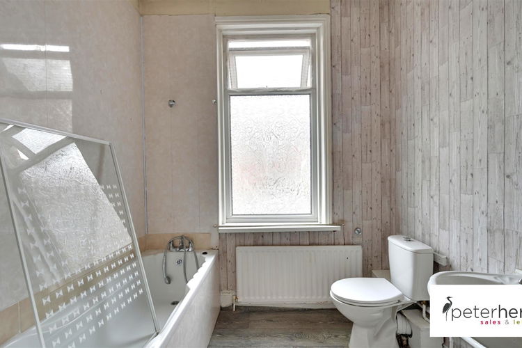 Bathroom - Picture 9 of 10