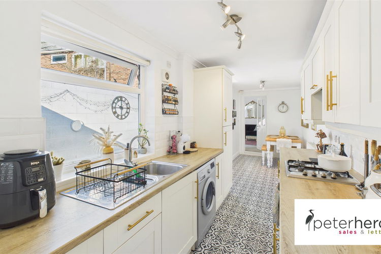 Kitchen - Picture 7 of 19