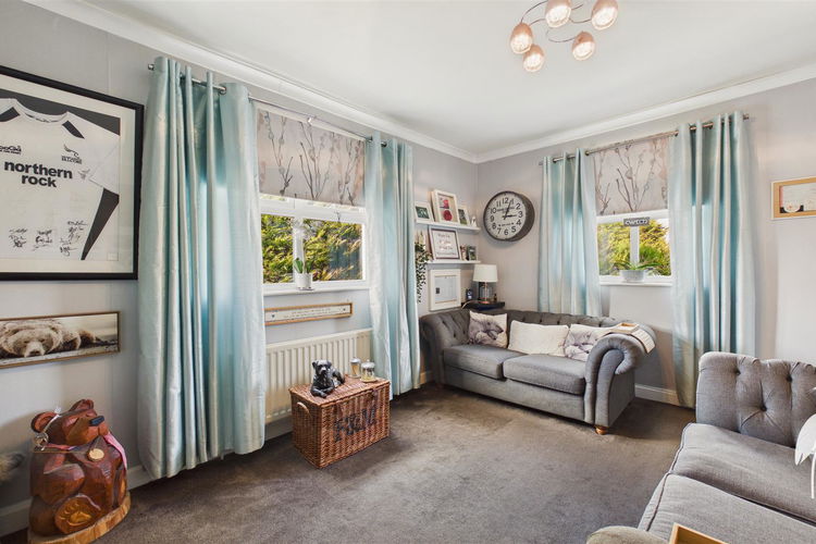 Lounge - Picture 3 of 17