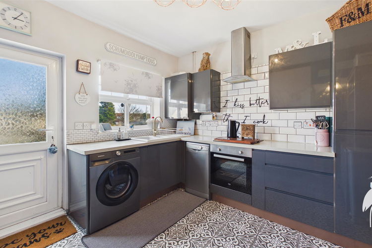 Kitchen - Picture 4 of 17