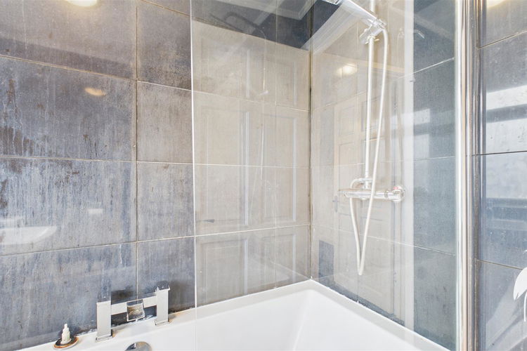 Bathroom - Picture 10 of 12