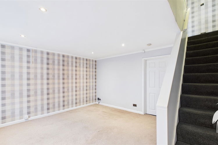 Lounge - Picture 3 of 12