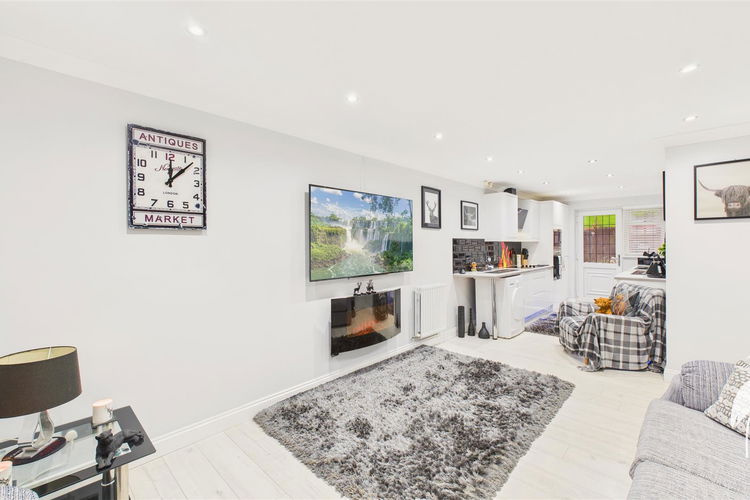 Lounge - Picture 3 of 20