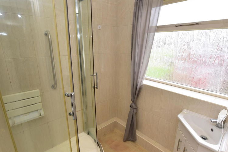 Shower Room - Picture 8 of 9