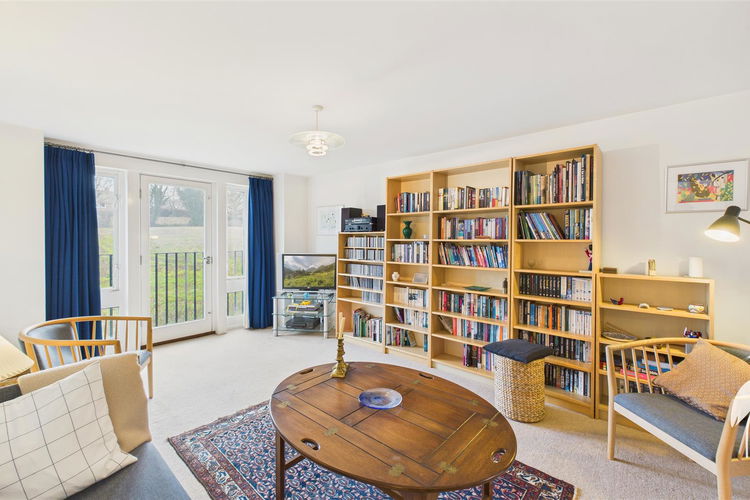 Lounge - Picture 3 of 22