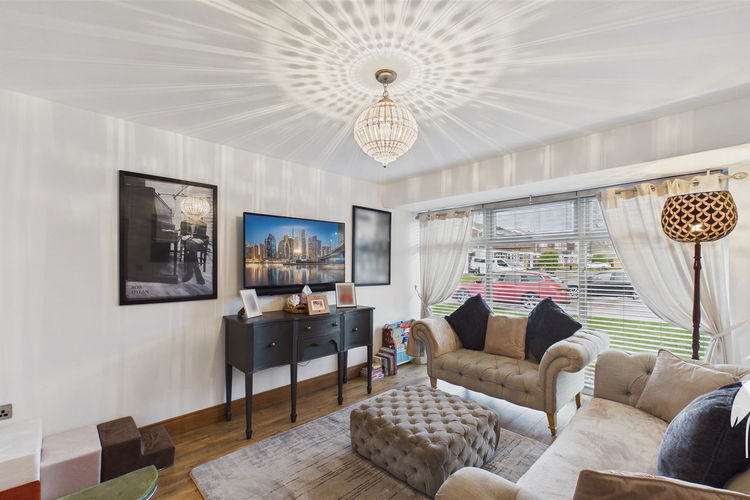 Lounge - Picture 2 of 29