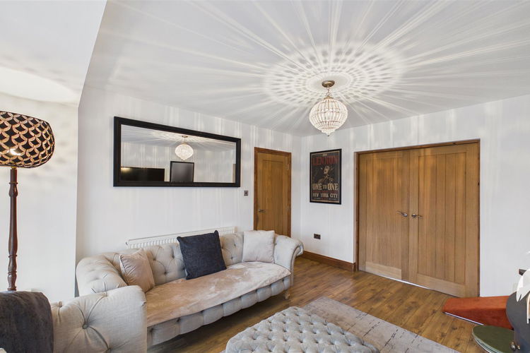 Lounge - Picture 4 of 29