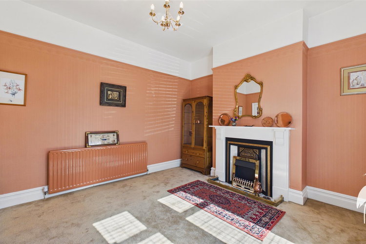 Lounge - Picture 3 of 27