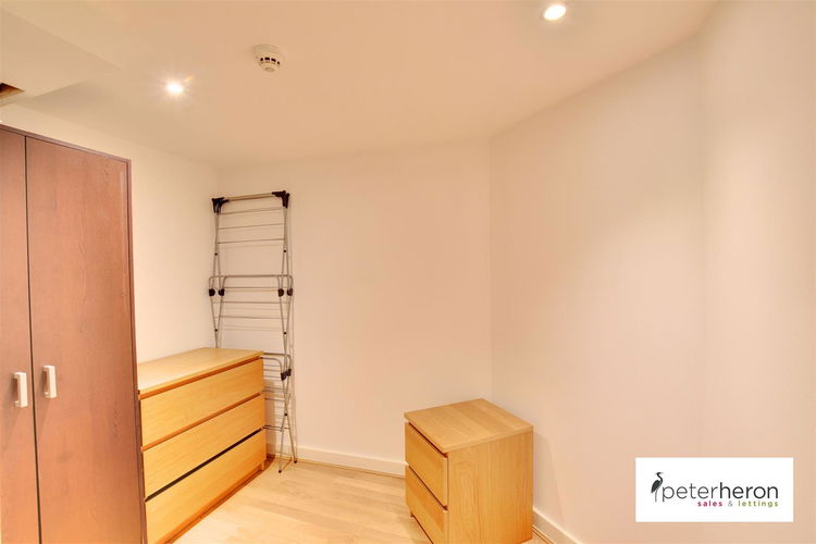 En Suite Dressing Room - Picture 9 of 16