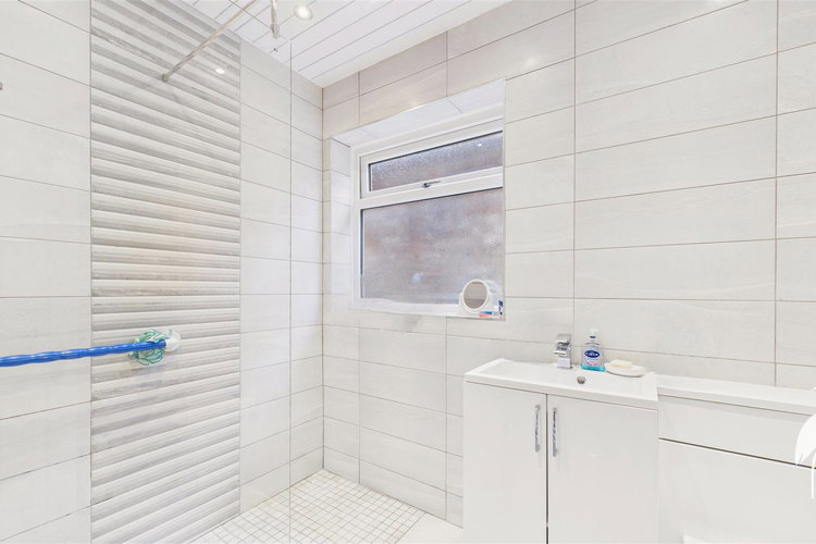 Wet Room - Picture 10 of 14