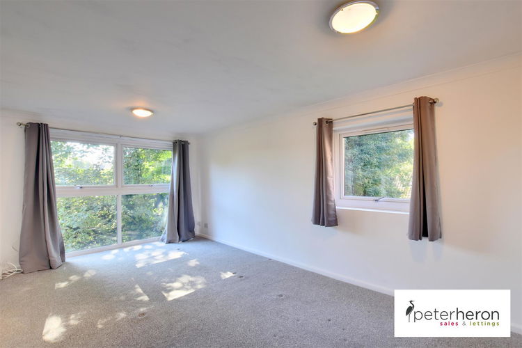 Lounge - Picture 2 of 11