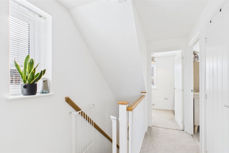 First Floor Landing - Picture 10 of 23