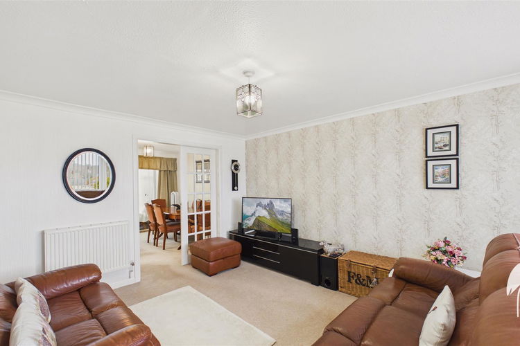 Lounge - Picture 4 of 24