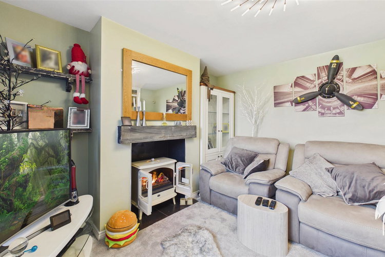 Lounge - Picture 3 of 19