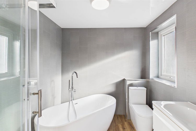 Bathroom - Picture 10 of 22