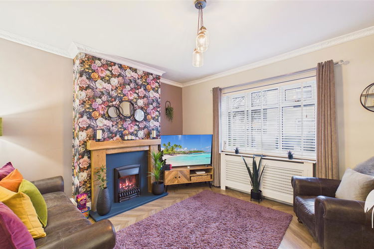 Lounge - Picture 2 of 24