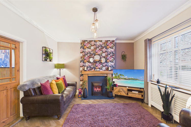 Lounge - Picture 3 of 24