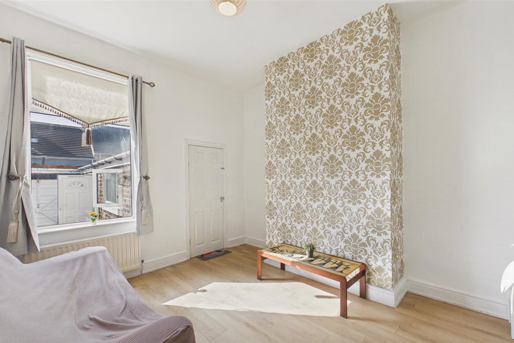 Lounge - Picture 2 of 15