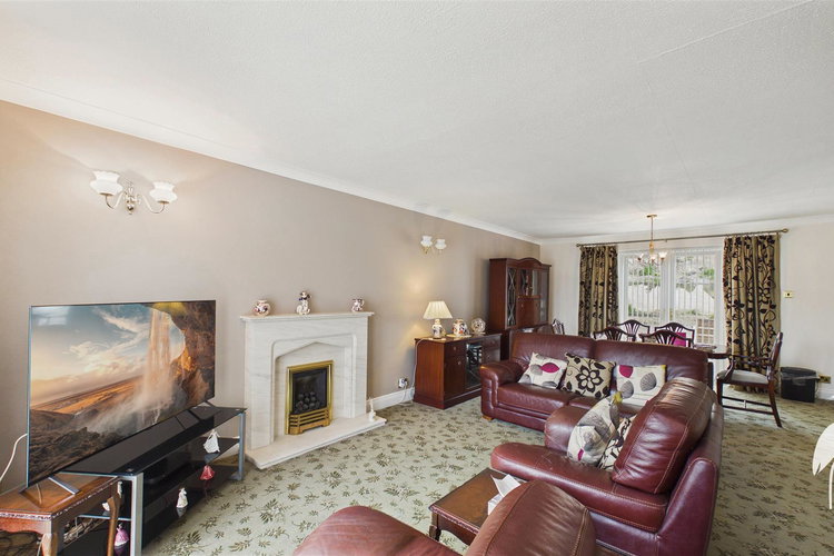 Lounge/Dining Room - Picture 3 of 29