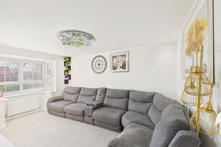 Lounge - Picture 2 of 17