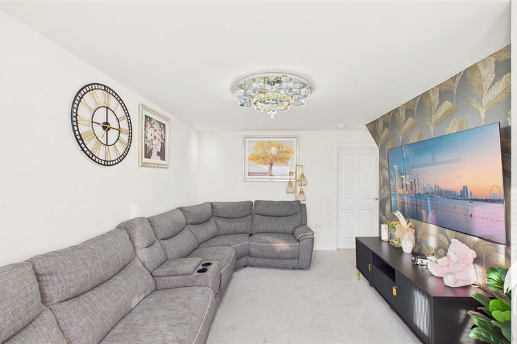 Lounge - Picture 3 of 17