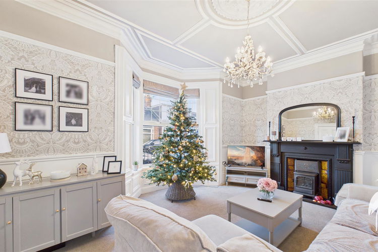 Lounge - Picture 2 of 22