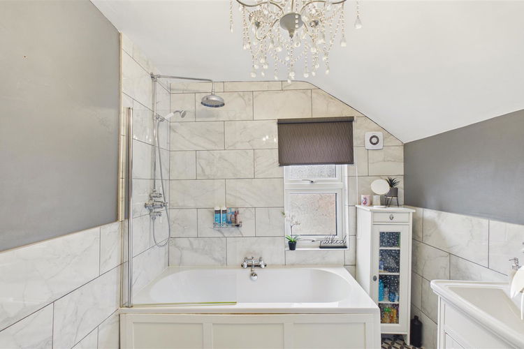 Bathroom - Picture 25 of 27