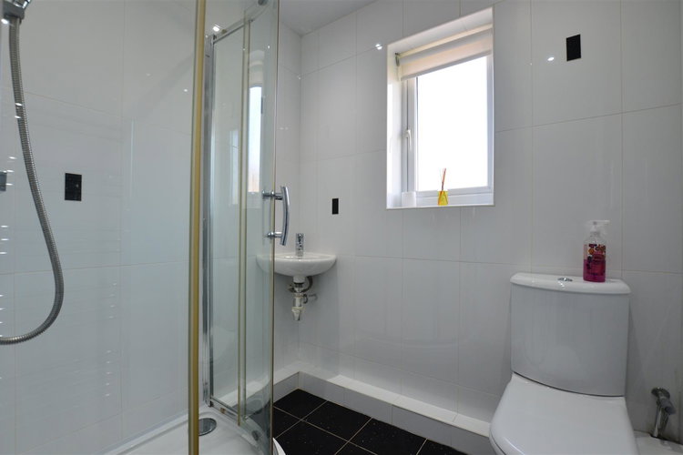 SHOWER ROOM/WC - Picture 7 of 9