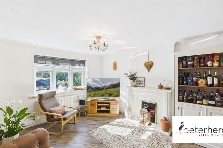 Lounge - Picture 2 of 36