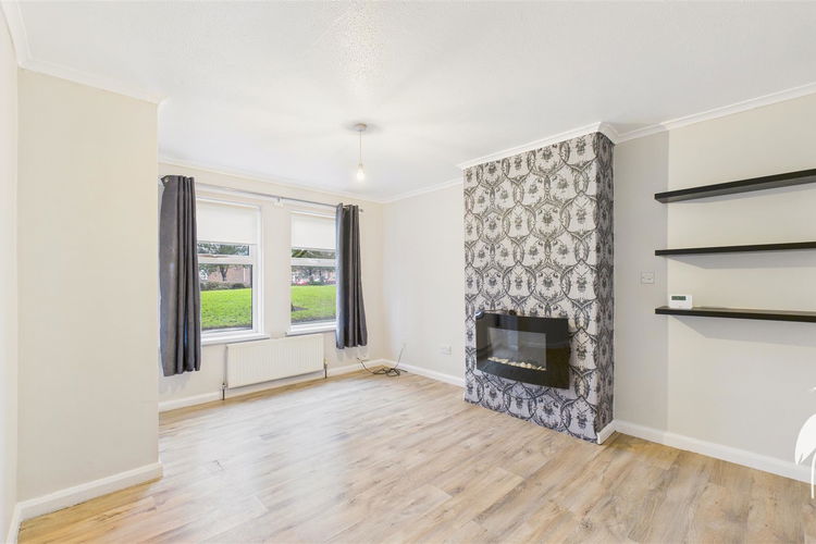 Lounge - Picture 2 of 12