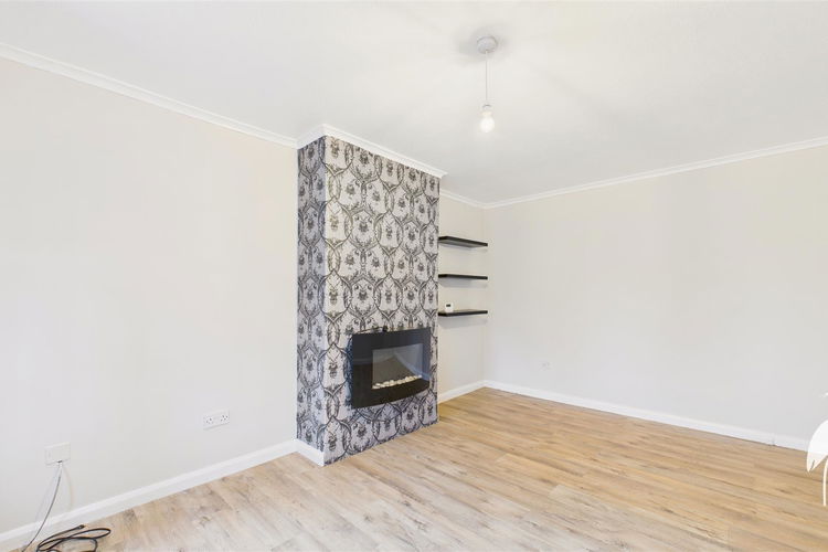 Lounge - Picture 3 of 12