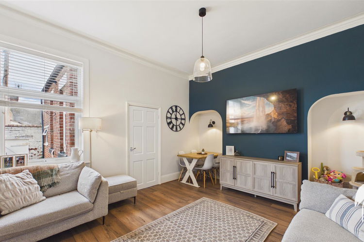 Lounge - Picture 2 of 20