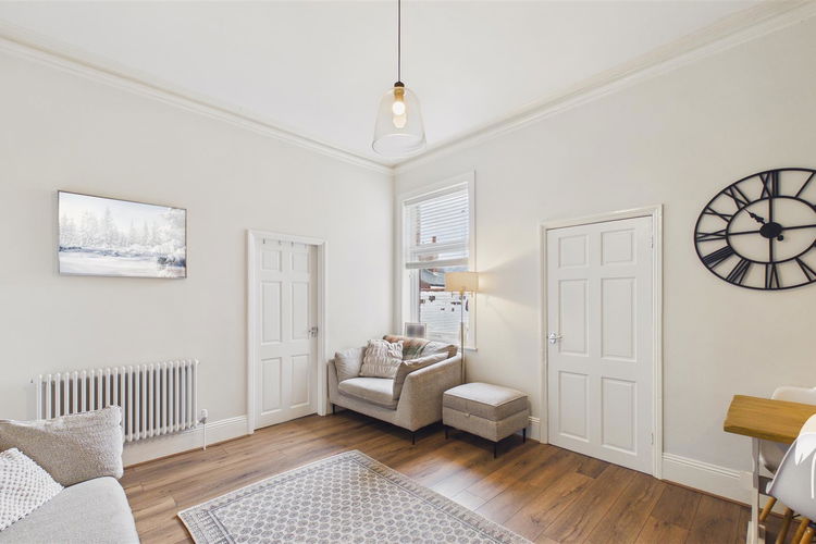 Lounge - Picture 3 of 20