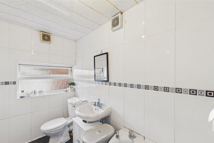 Bathroom - Picture 18 of 20