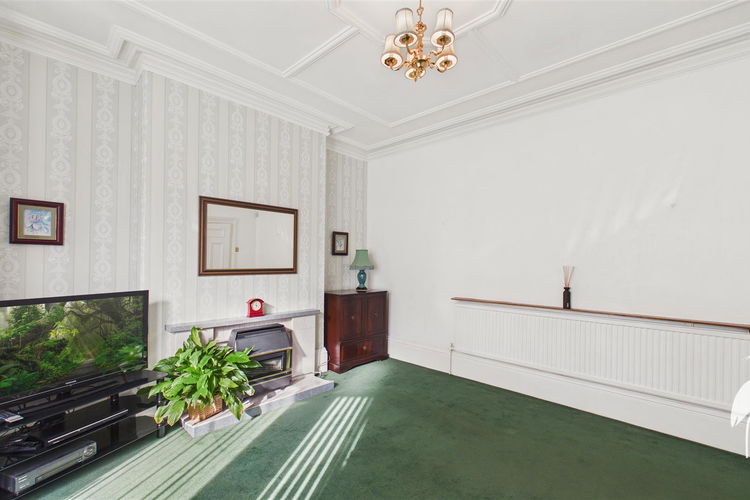 Lounge - Picture 3 of 26