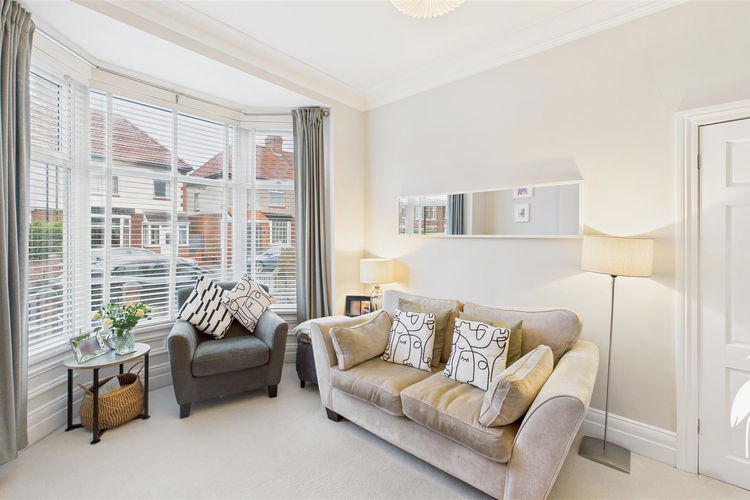 Lounge - Picture 3 of 24