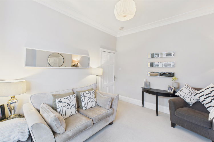 Lounge - Picture 4 of 24