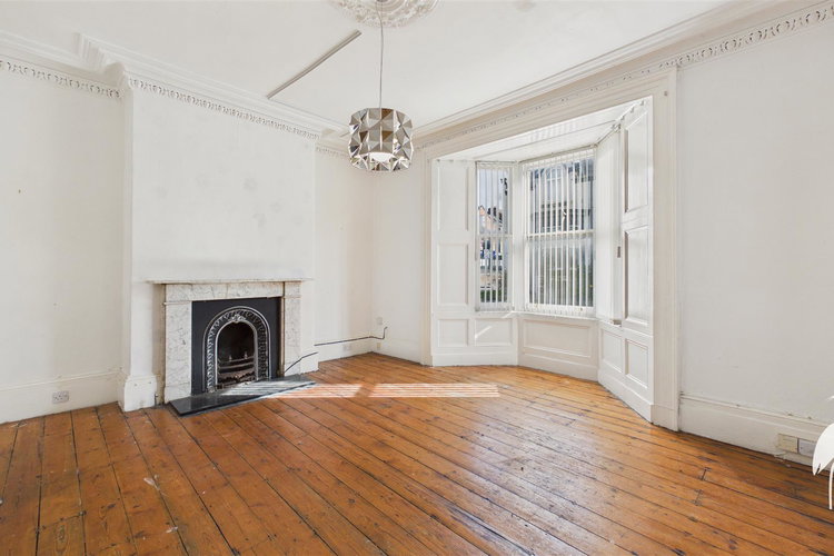 Lounge - Picture 2 of 14