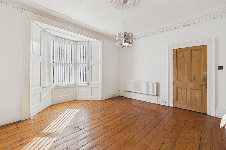 Lounge - Picture 3 of 14