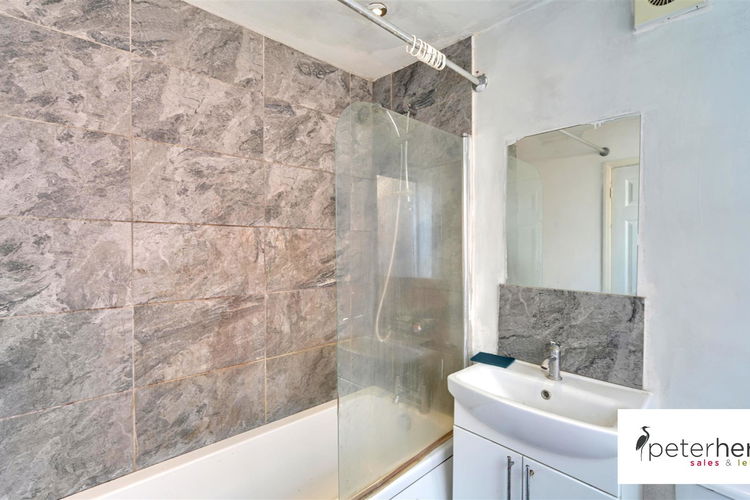 Bathroom - Picture 6 of 10