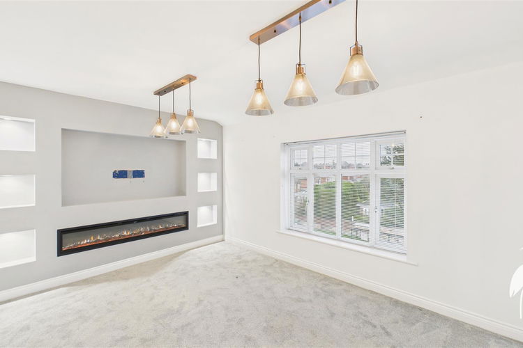 Lounge - Picture 2 of 14