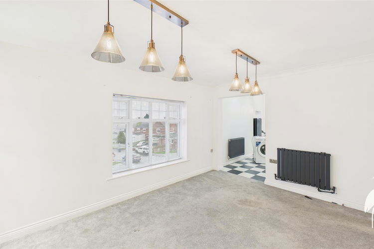 Lounge - Picture 3 of 14