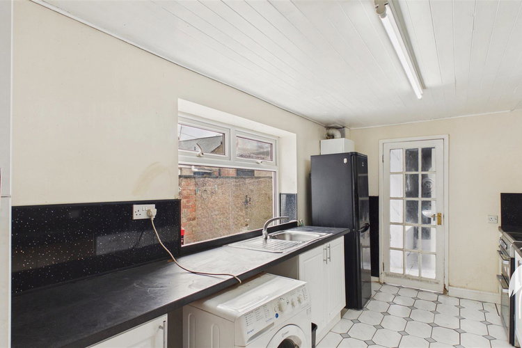 Kitchen - Picture 5 of 17