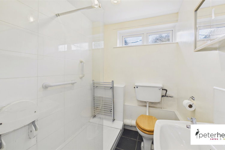 Shower Room - Picture 11 of 16