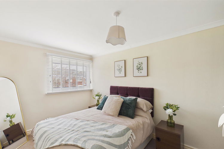 Bedroom 1 - Picture 10 of 21