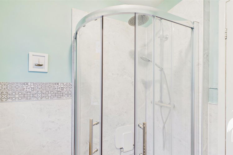 Shower Room - Picture 18 of 23