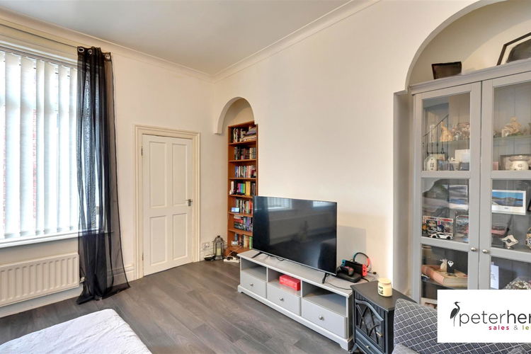 Lounge - Picture 2 of 9