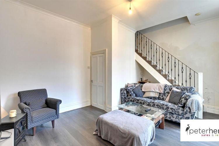 Lounge - Picture 3 of 9